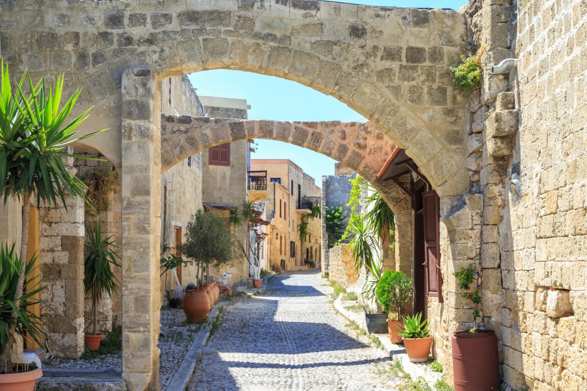 Historische Straßen der Altstadt von Rhodos mit Blumen