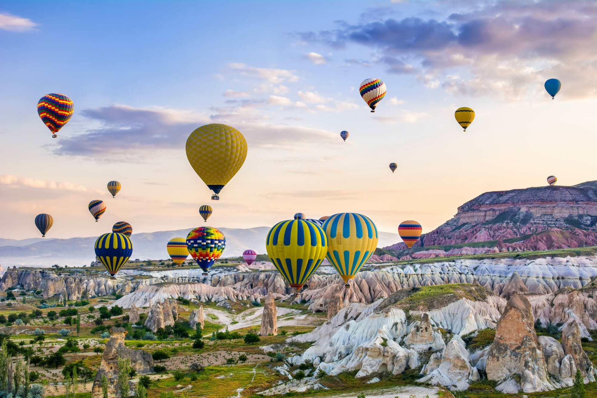 Beliebte Touristenattraktion in Kappadokien: Heißluftballonfahrt über die Landschaft
