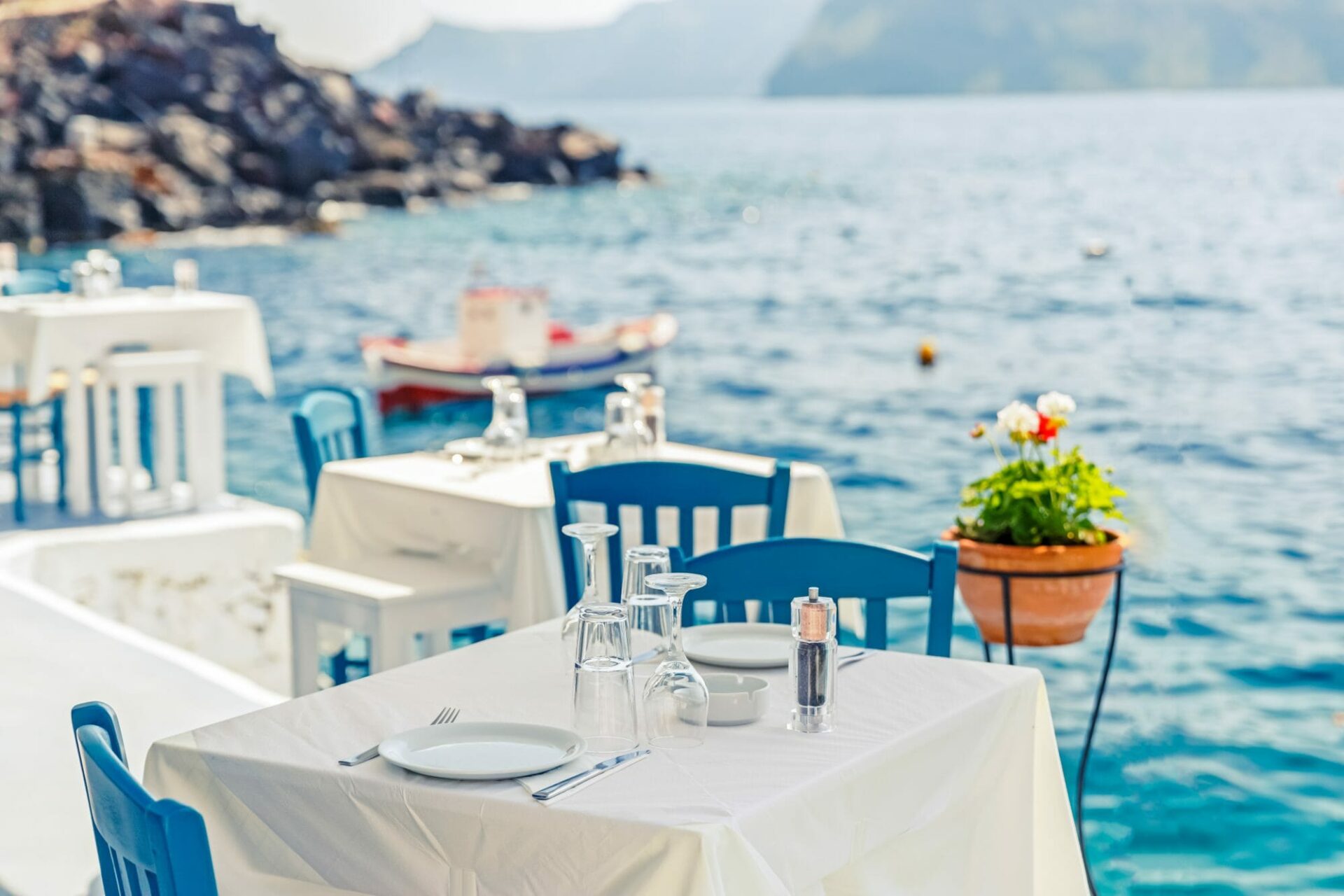 Restaurant mit gedecktem Tisch am Meer auf Santorini, Griechenland, an der Ägäis