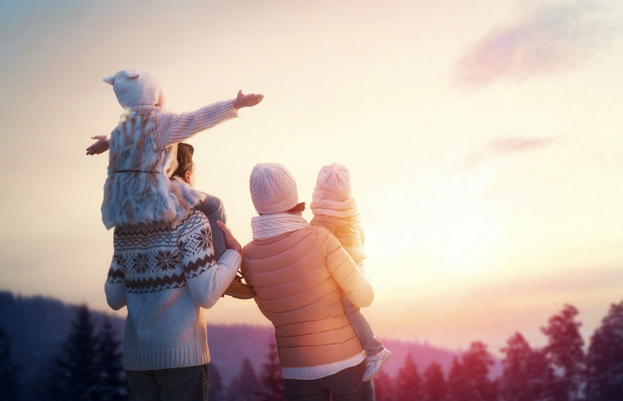 Glückliche Familie bei Sonnenuntergang – Vater, Mutter und zwei Töchter