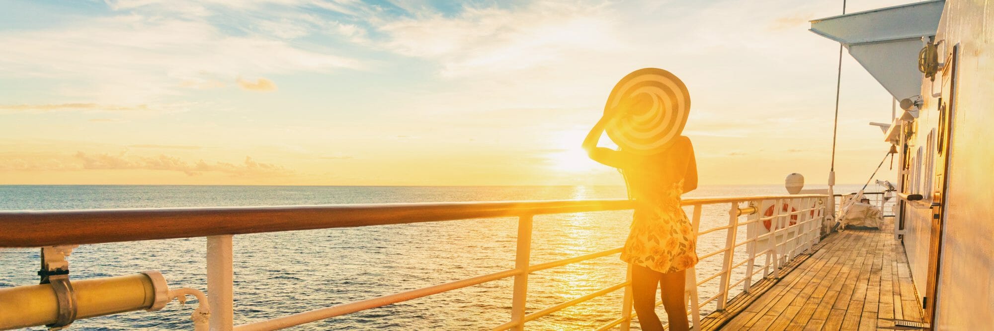 Kreuzfahrtschiff Luxusurlaub Reise elegante Frau beobachtet Sonnenuntergang über Meer