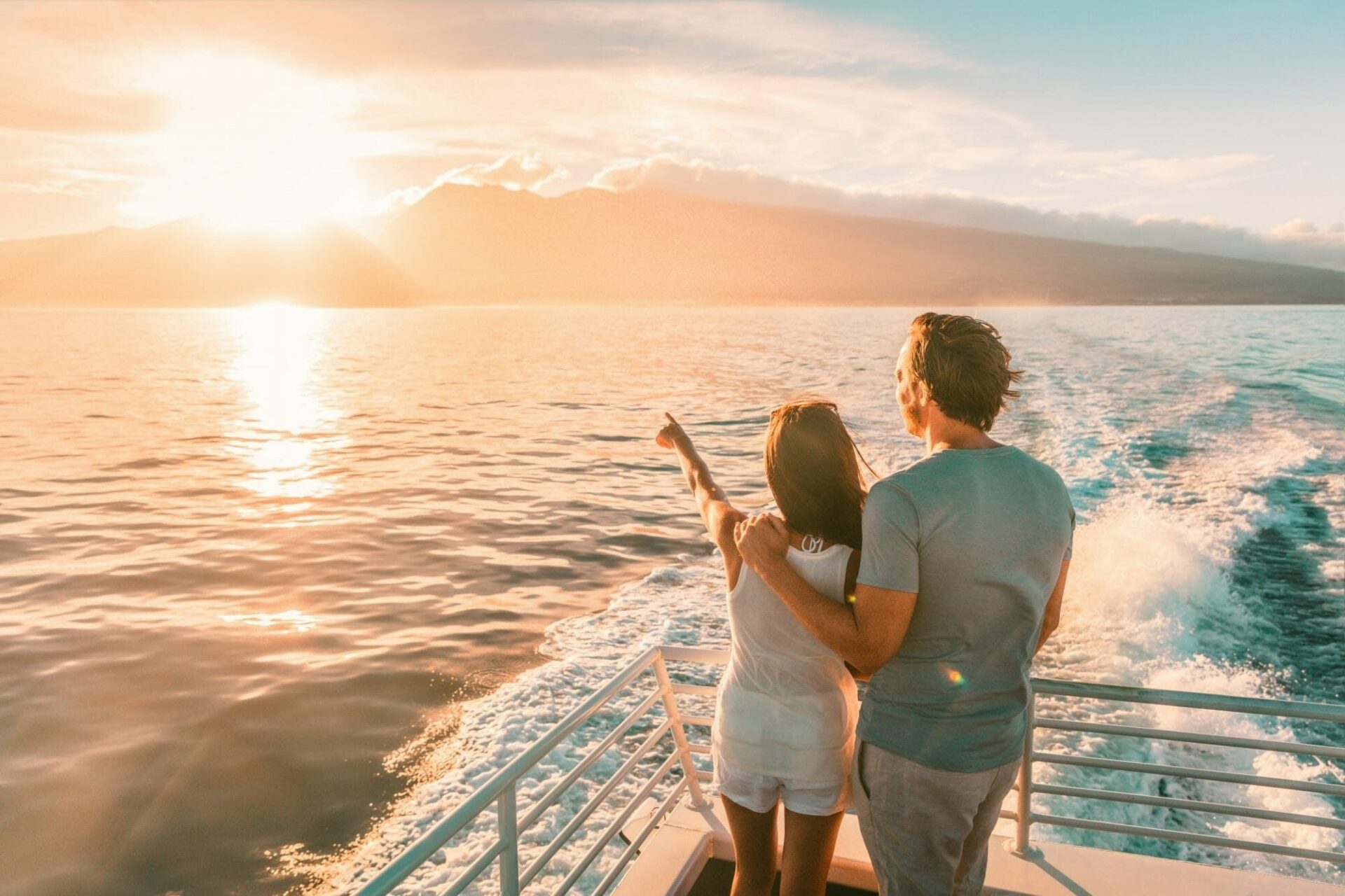 Kreuzfahrtschiff Urlaubsreise Touristen Paar beobachtet Sonnenuntergang an Deck