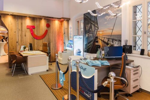 Mein Schiff Schreibtisch vor Holzwand