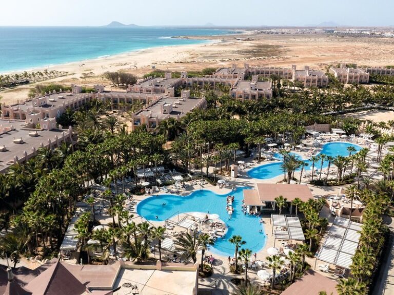 Resort mit Pool am Strand