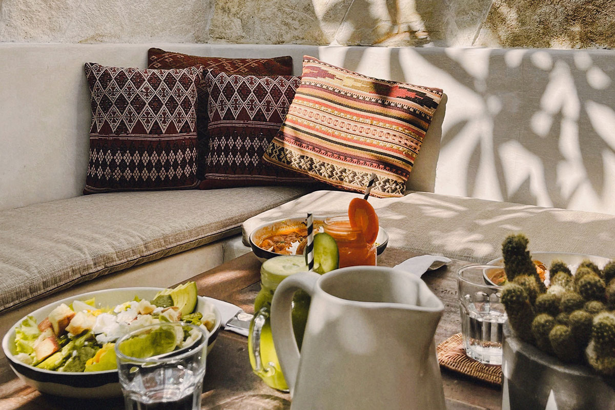 Ästhetische Kissen und leckeres Essen mit mediterranem Flair