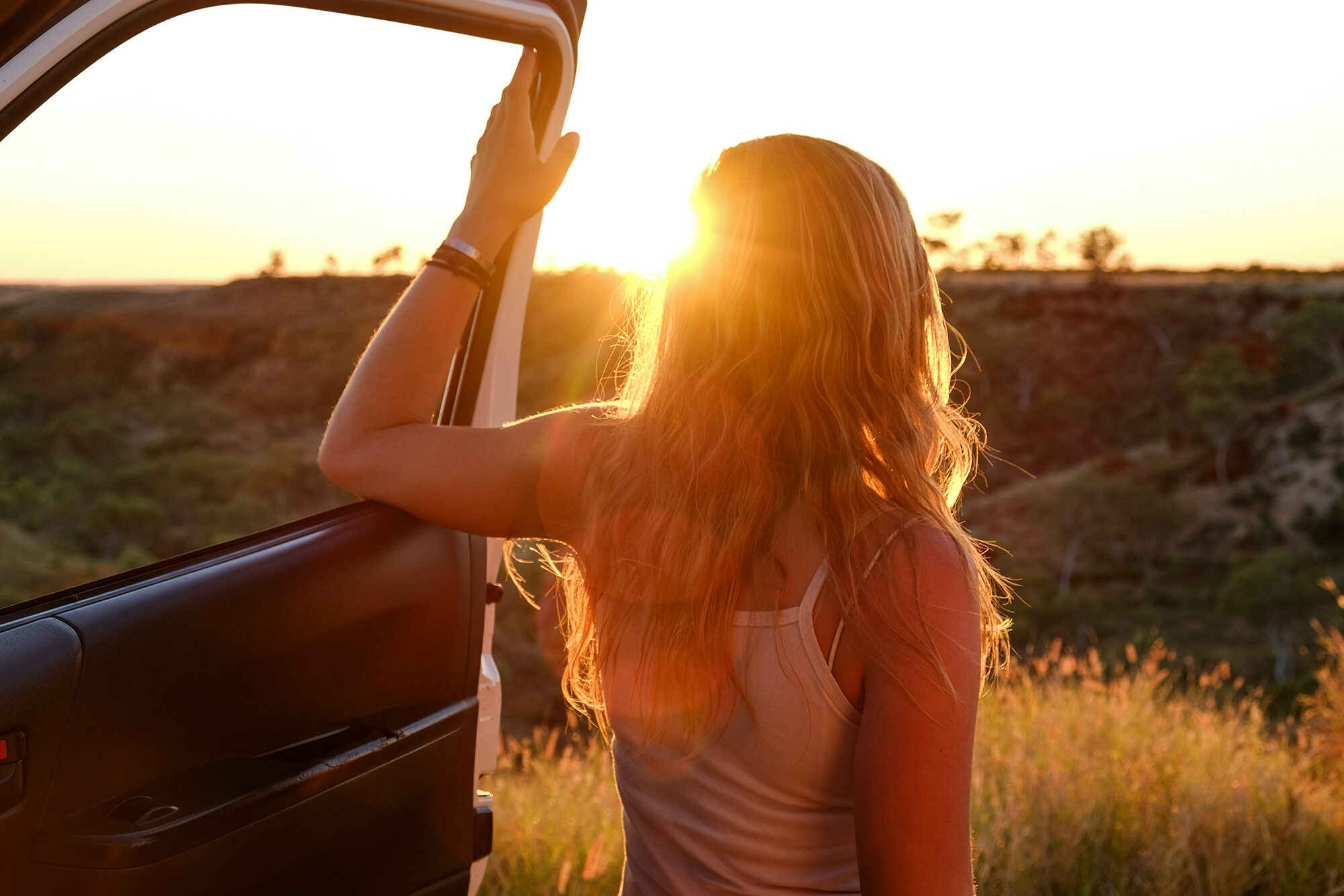 Roadtrip-Stopp bei Sonnenuntergang