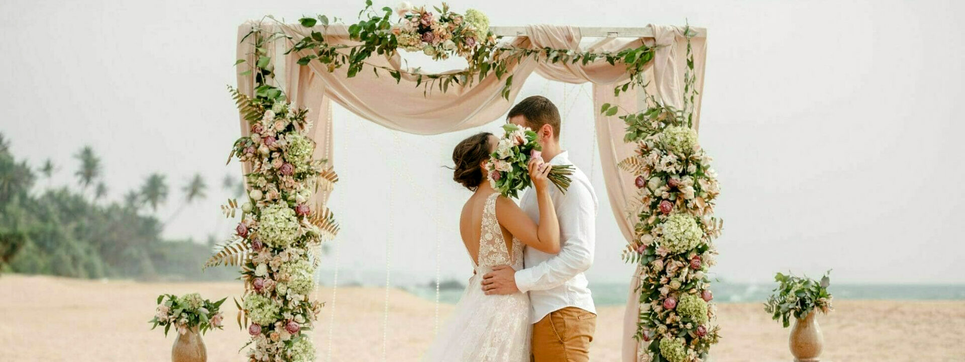 Braut und Bräutigam am Strand