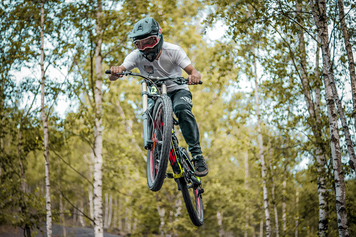 Junge auf Mountainbike im Wald