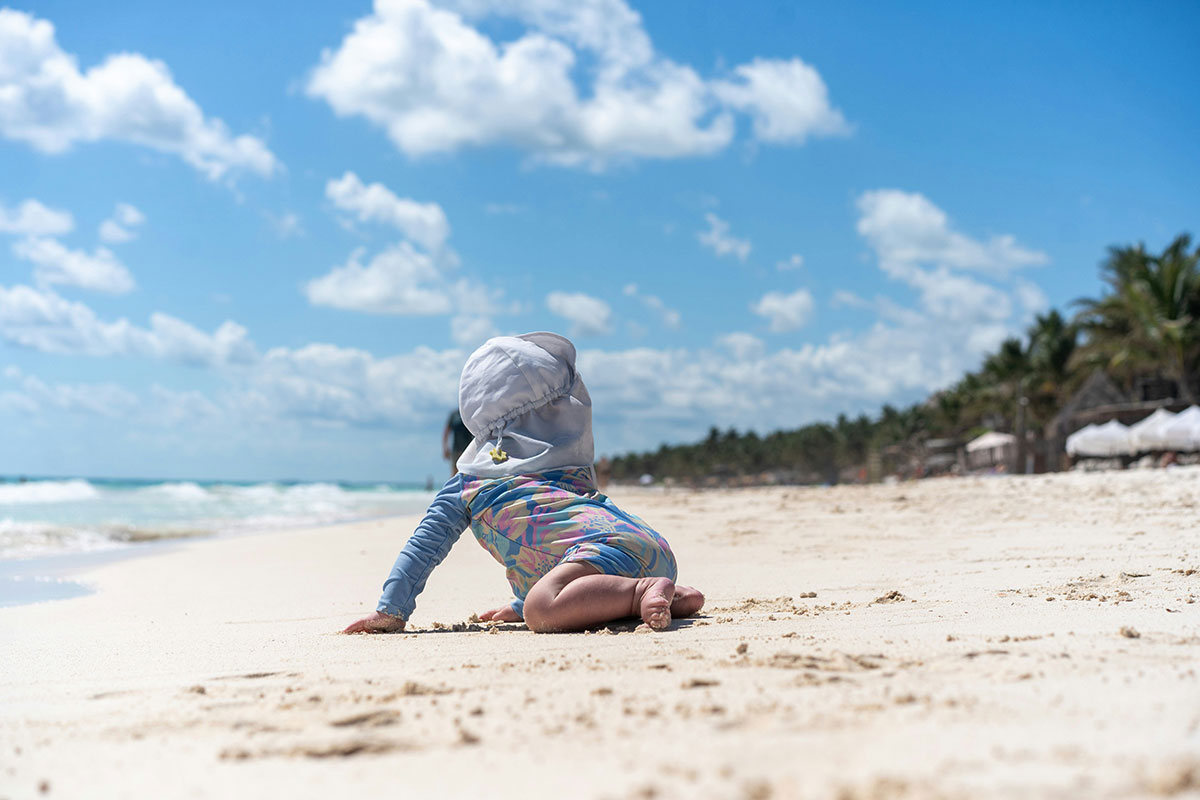 Baby krabbelt am Strand